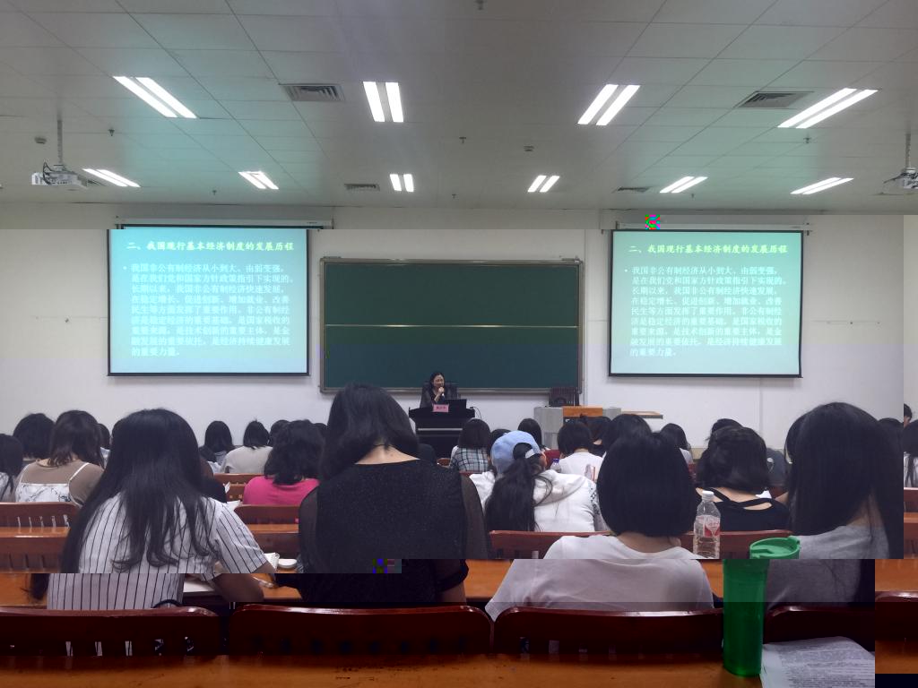 廣西壯族自治區發展和改革委員會規劃處處長施慶華為澳门太阳集团9728网站新聞傳播學院學生授課