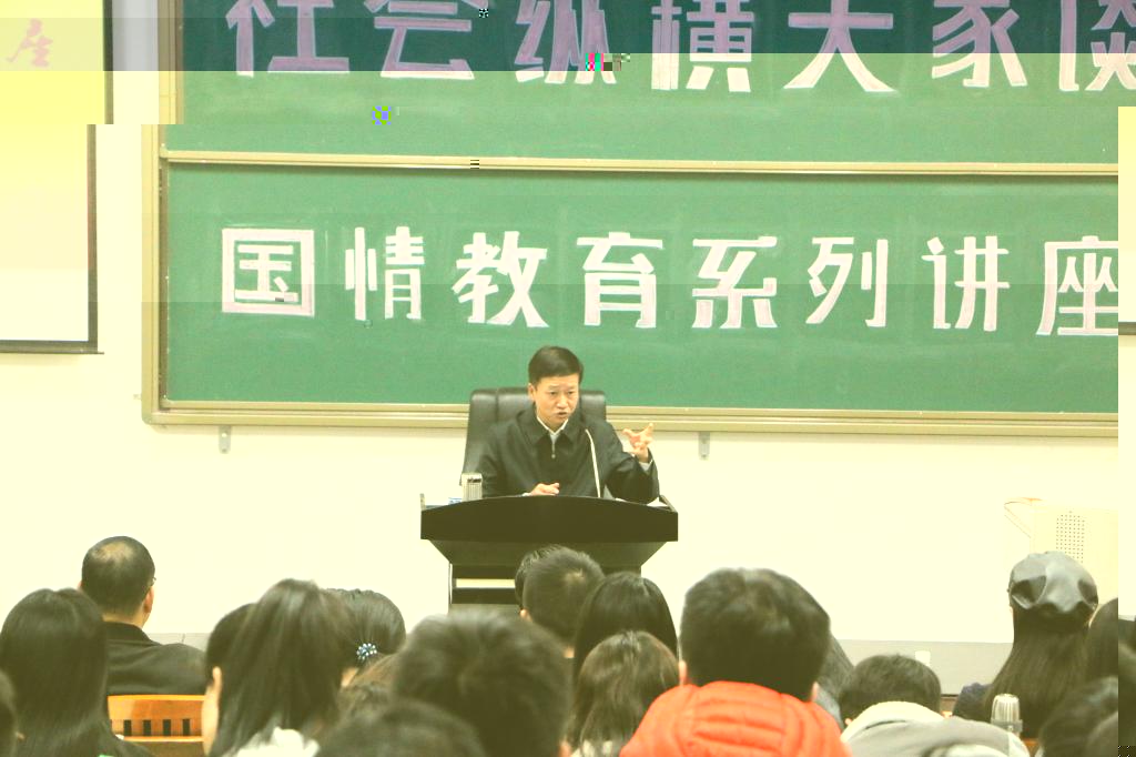 廣西壯族自治區黨委宣傳部常務副部長、澳门太阳集团9728网站新聞傳播學院院長唐華為西大學子“解疑釋惑”