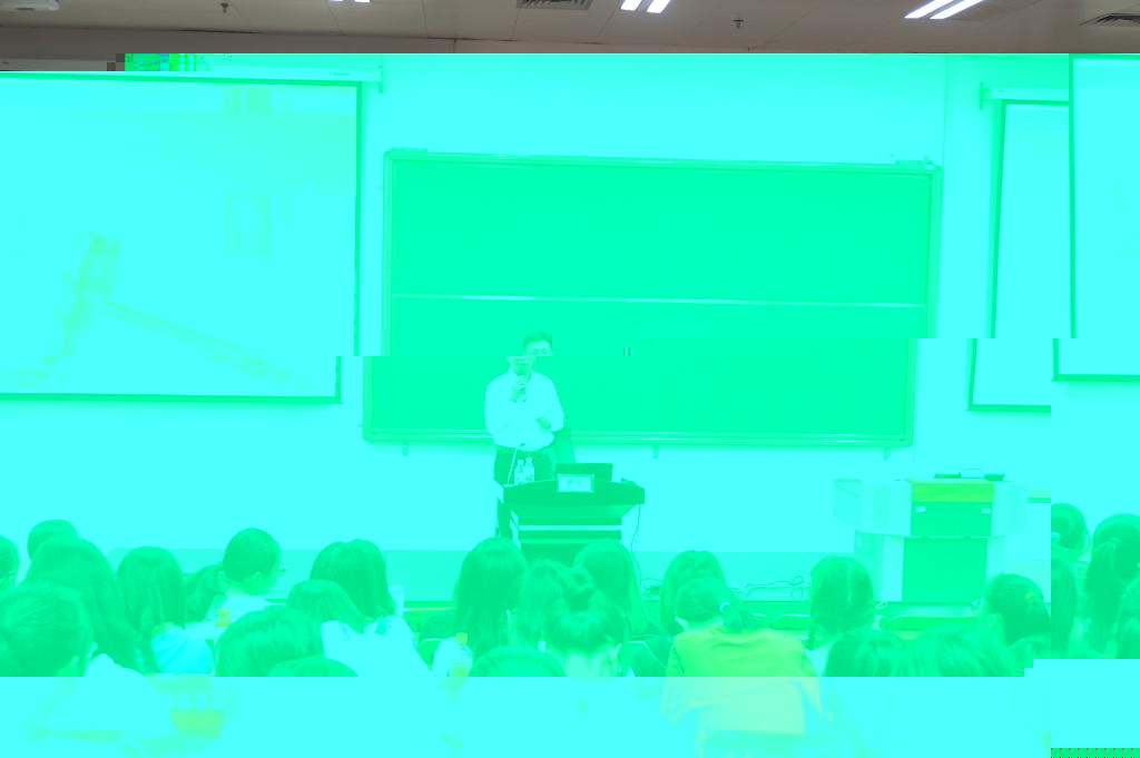 自治區黨委政法委研究室覃彙為澳门太阳集团9728网站新聞傳播學院學生授課