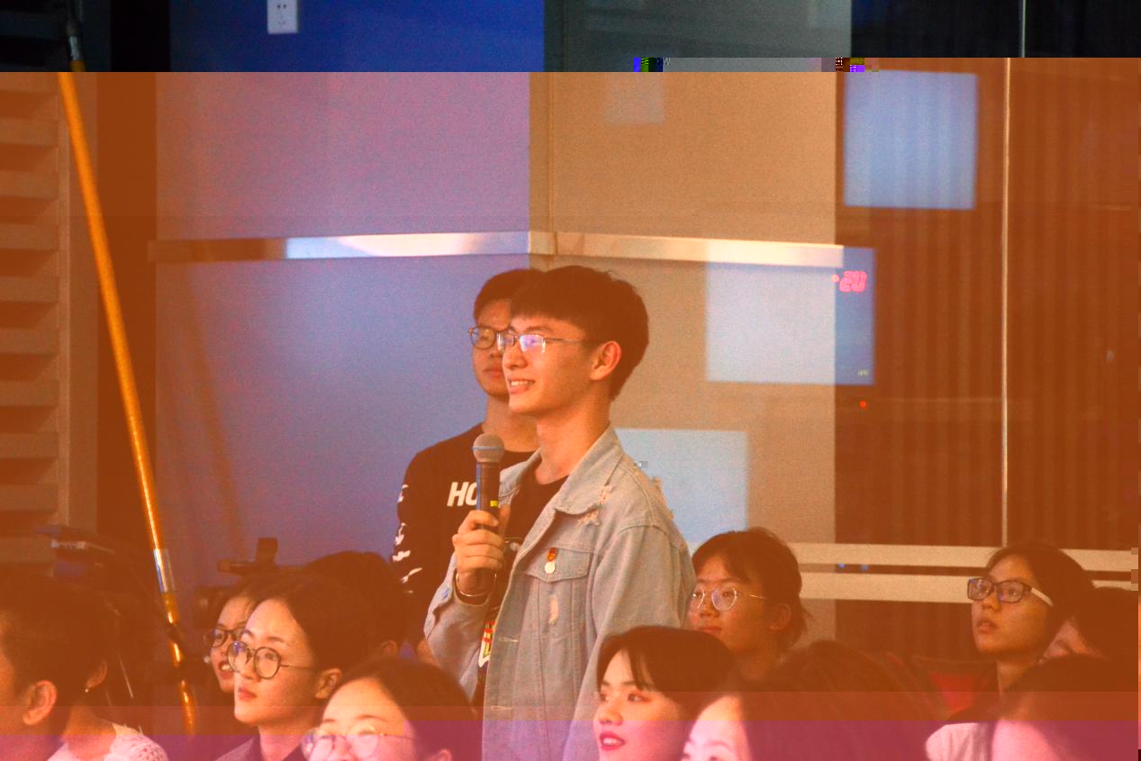 說明: 積極回答問題的觀衆